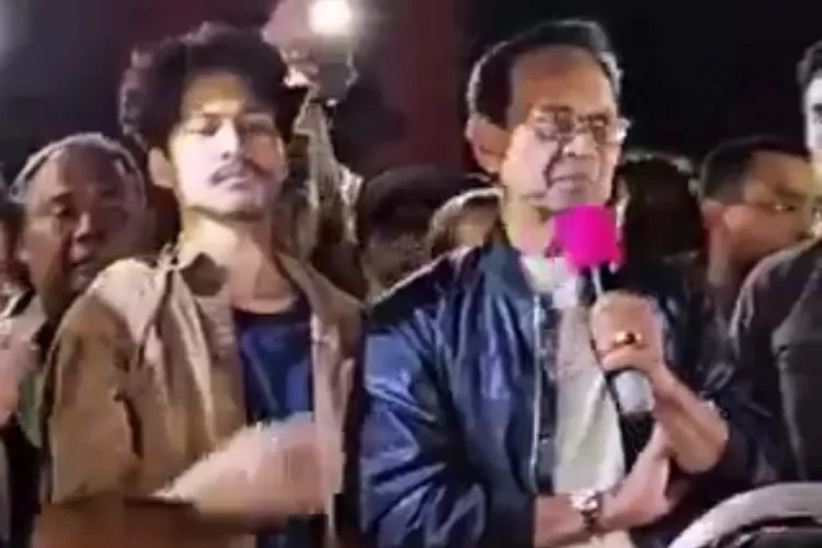 Sri Sultan Hamengku Buwono X menemui langsung massa aksi ojol di Polda DIY untuk menenangkan situasi dan membuka ruang dialog. (Foto/X - Ary_Praske2)