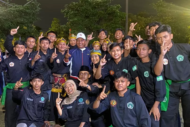 Anggota UKM Pagar Nusa UNESA Surabaya foto bareng Rektor Prof. Nur Hasan.  (Foto: Rachmat Hidayat/UKM Pagar Nusa UNESA Surabaya)