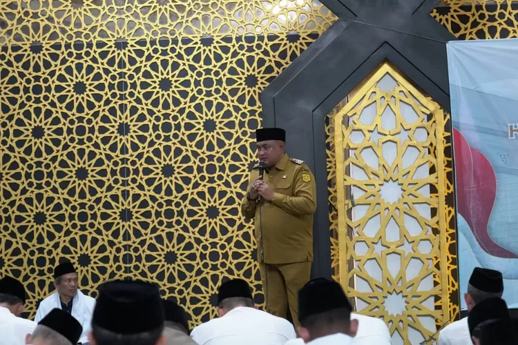 Bupati Bogor, Rudy Susmanto bersama Forum Koordinasi Pimpinan Daerah (Forkopimda), Ormas Islam, ulama, jajaran Pemerintah Kabupaten Bogor serta masyarakat Kabupaten Bogor menggelar Istigosah Kebangsaan di Masjid Baitul Faidzin, Senin (1/9/25) malam. (Foto/Humas Kabupaten Bogor.)