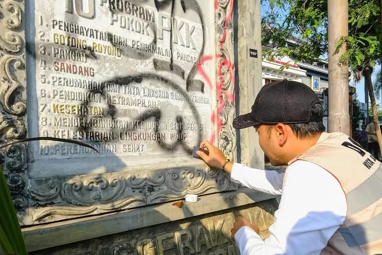 Wali Kota Solo Respati Ardi bersama jajaran OPD dan masyarakat melakukan aksi bersih-bersih di Bundaran Gladag pasca kericuhan demo. (Foto/Instagram - respatiardi)