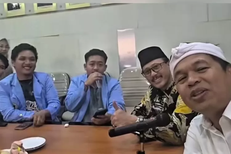 Gubernur Jawa Barat Dedi Mulyadi saat bertemu dengan mahasiswa Unisba untuk membahas rencana dialog bersama DPRD Jabar. (Foto/Instagram - dedimulyadi71)