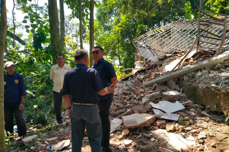 Pemerintah Kabupaten (Pemkab) Bogor melalui Dinas Pendidikan (Disdik) memastikan perbaikan Sekolah Dasar (SD) Negeri Nangela, Desa Nanggung, Kecamatan Nanggung segera dilakukan. (Foto/PROLAP DISDIK / TIM KOMUNIKASI PUBLIK DISKOMINFO KABUPATEN&nbsp;BOGOR.)