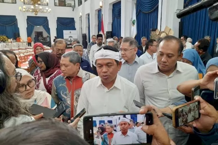 Dedi Mulyadi Stop Sementara Tambang Parung Panjang. (Foto/Humas Pemprov Jabar.)