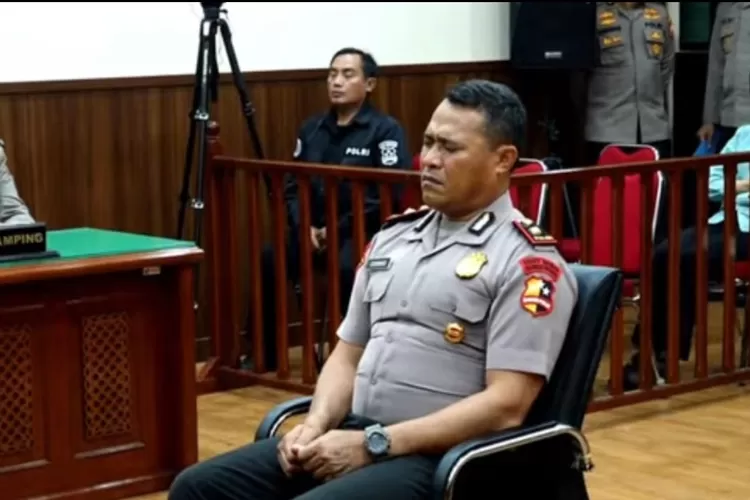 Kompol Cosmas Menangis Usai Dipecat Tak Hormat Imbas Kasus Rantis Lindas Driver Ojol (Foto/X - Radio Suara surabaya)