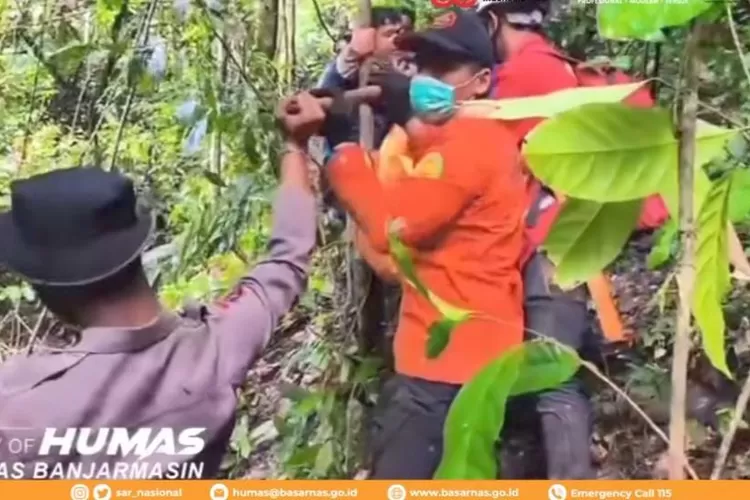 Tim SAR mengevakuasi jasad korban helikopter BK117-D3 di Tanah Bumbu sebelum dibawa ke RS Bhayangkara Banjarmasin untuk identifikasi. (Foto/Instagram - Sar_nasional)