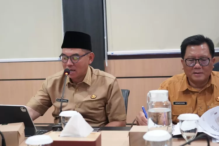 Sekda Bogor Ajat Rochmat Jatnika saat rapat kerja sama peningkatan ruas jalan di kawasan Taman Nasional Gunung Halimun Salak, 4 September 2025. (Foto/Humas Kabupaten Bogor.)