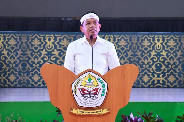 Gubernur Jawa Barat Dedi Mulyadi menghadiri Puncak Acara Tasyakur Milad Ke-120 Pondok Pesantren Suryalaya bertempat di Lingkungan Ponpes Suryalaya, Kabupaten Tasikmalaya, Jum'at&nbsp;(5/9/2025). (Foto/Humas Jawa Barat.)