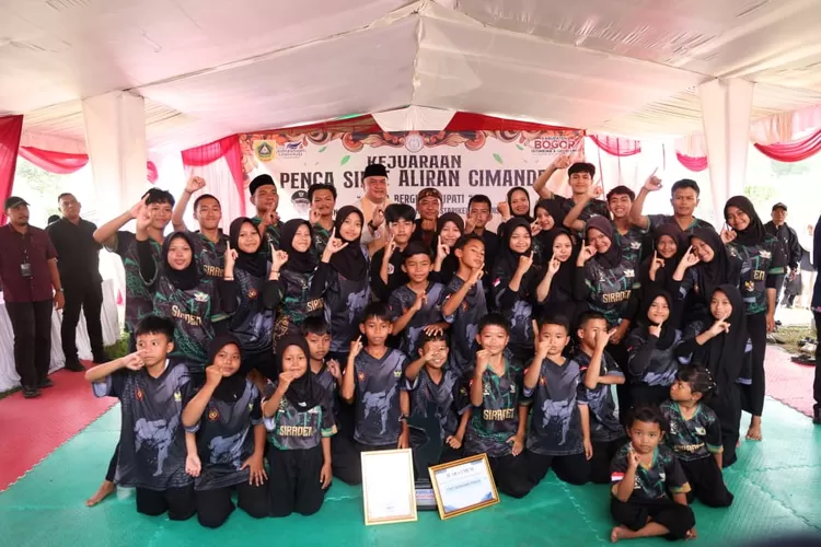 Pemerintah Kabupaten (Pemkab) Bogor melalui Dinas Kebudayaan dan Pariwisata (Disbudpar) bersama Pusat Pencak Silat Aliran Cimande (PPSAC) sukses menggelar Festival dan Kejuaraan Pencak Silat Cimande tingkat Kabupaten Bogor. Ajang ini sekaligus memperebutkan Piala Bupati Bogor. (Foto/Humas Kabupaten Bogor.)