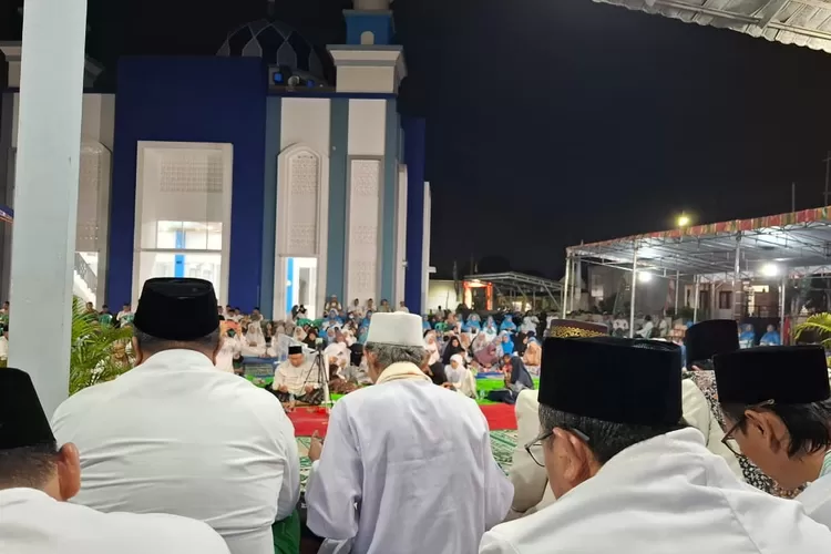 Jamaah khusyuk mengikuti Istighosah dan Maulid Nabi 1447 H di Masjid Biru Al Furqon, Citra Raya Tangerang. (Foto/Istimewa.)