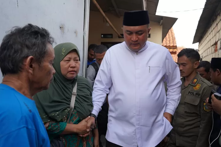 Bupati Bogor Rudy Susmanto saat menyampaikan bela sungkawa kepada keluarga korban ambruknya Majelis Taklim Asobiyah di Ciomas (7/9/25). (Foto/Diskominfo Kabupaten bogor.)