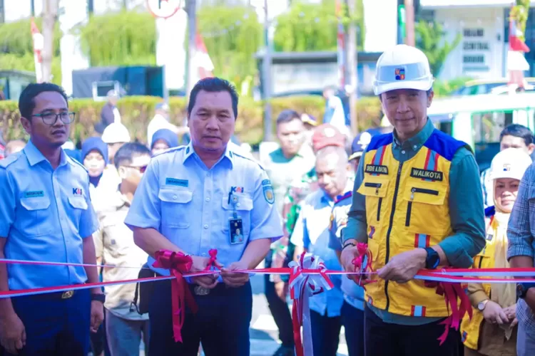 Wali Kota Bogor, Dedie A. Rachim, meresmikan akses baru menuju Stasiun Bogor di Jalan Mayor Oking, Senin (1/9/2025). (Foto/Humas Kota Bogor.)