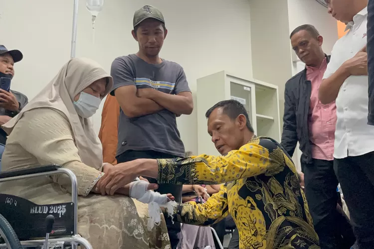 Wakil Bupati Bogor, H. Ade Ruhandi, melakukan peninjauan terhadap para korban ambruknya bangunan Majelis Taklim Asobiyah di Desa Sukamakmur, Kecamatan Ciomas, yang saat ini sedang menjalani perawatan di RS PMI Kota Bogor, pada Minggu (7/9/25). (Foto/Humas Kabupaten Bogor.)