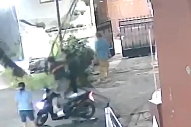 Seorang satpam di Depok menjadi korban penganiayaan oleh warga baru (Foto/Instagram - Info_Jabodetabek)