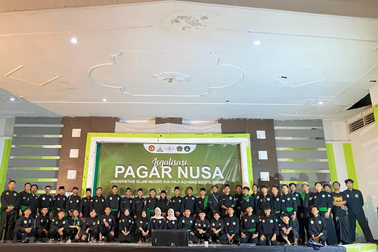 Anggota Pagar Nusa UIN KHAS Jember, Jawa Timur setelah selesai acara serah terima Surat Keputusan (SK) pendirian pada Minggu (7/09/2025) di Gedung Auditorium. (Foto: M. Iqbal Hidatullah/Anggota Pagar Nusa UIN KHAS Jember)