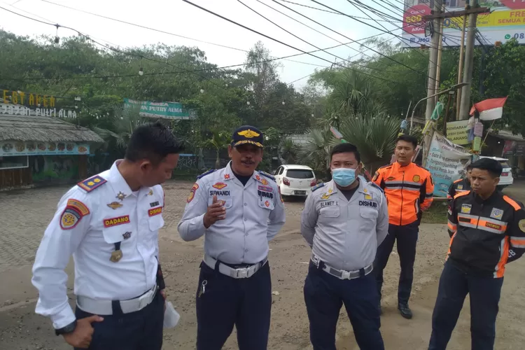 Pemerintah Kabupaten (Pemkab) Bogor melalui Dinas Perhubungan (Dishub) menegaskan dukungannya dalam pelaksanaan perbaikan Jalan Janala&ndash;Lebakwangi, khususnya dalam aspek pengaturan lalu lintas. Demikian disampaikan Kepala Bidang Lalu Lintas Dishub Kabupaten Bogor, Dadang Kosasih, Selasa (9/9). (Foto/Humas Kabupaten Bogor.)