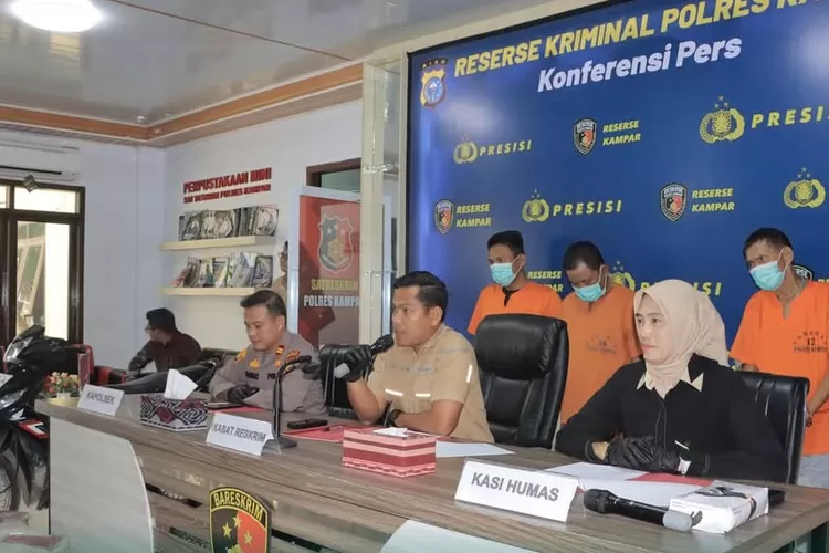 Tiga pelaku pembunuhan berencana Ketua Buruh di Riau berhasil ditangkap aparat kepolisian. (Foto/Instagram - Polres kampar)
