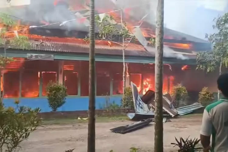 Kebakaran Yang Melanda SMP Negeri 20 Kota Jambi, usai kebakaran, enam ruangan hangus terbakar dan kini dipasangi garis polisi. (Foto/Tiktok - alfat_arrasyid)