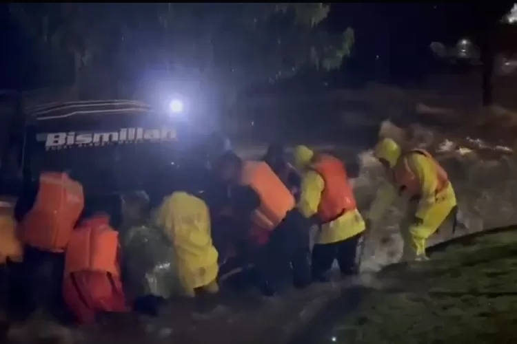 Polda Bali bergerak cepat menangani bencana alam banjir akibat hujan deras yang melanda. (Foto/X - Polsektenggaro1)