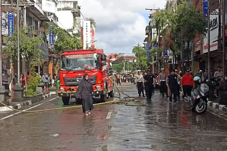 Kamis (11/9) Kondisi terkini di kawasan Jln. Gajah Mada, Denpasar, sedang dilakukan giat pembersihan. (Foto/Instagram - Infodenpasar)