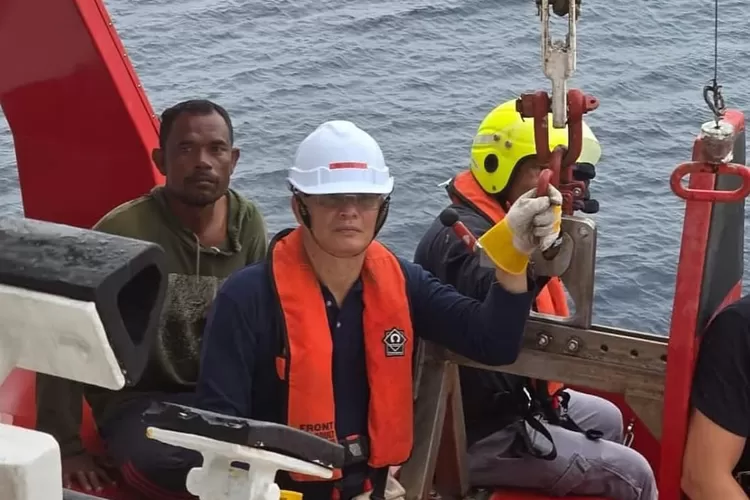 Rusli, nelayan asal Aceh Utara, berhasil diselamatkan setelah terombang-ambing di laut dan dievakuasi menggunakan kapal pesiar Genting Dream. (Foto/Instagram - Jakut.info)