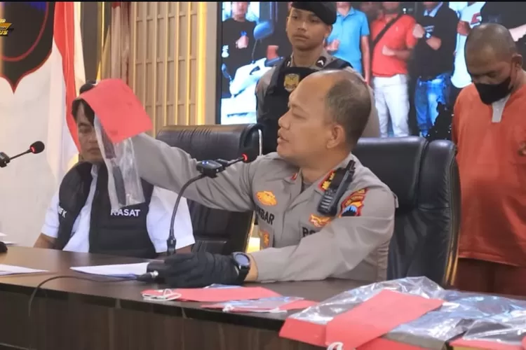 Petugas Polres Wonosobo memperlihatkan barang bukti yang digunakan pelaku percobaan pencurian dengan kekerasan di sebuah toko kosmetik. (Foto/Instagram - humaspolreswonosobo)