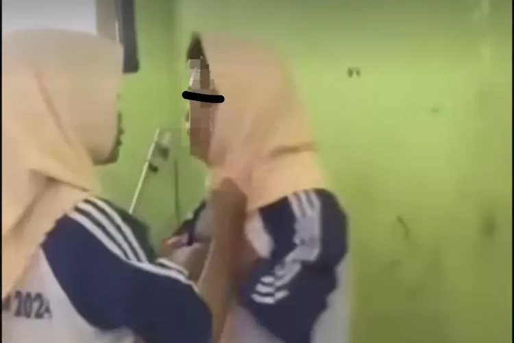 Tangkapan layar video yang menampilkan dugaan aksi perundungan siswi SMP di Kecamatan Kragan, Rembang, Jawa Tengah, yang viral di Instagram @kabarrembang_. (Foto/Instagram - kabarrembang_.)