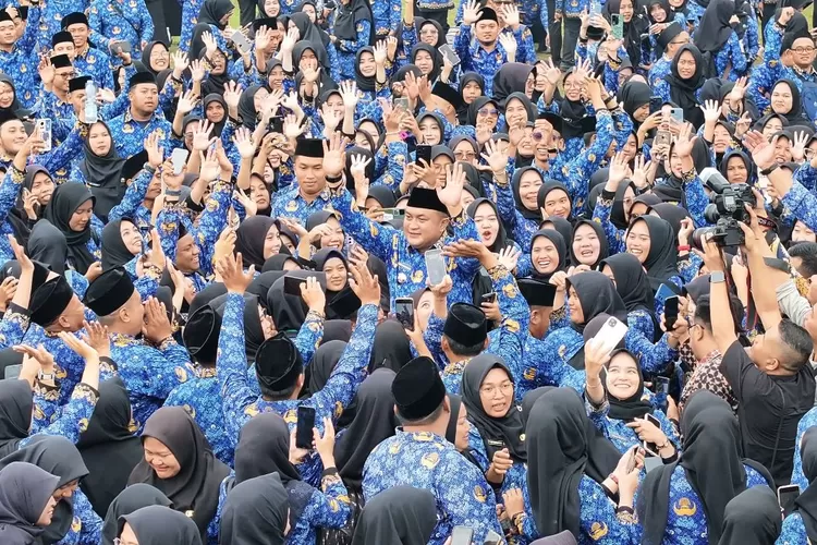 Bupati Bogor, Rudy Susmanto mengungkapkan, Pemerintah Kabupaten (Pemkab) Bogor sudah menetapkan sebanyak 9.756 formasi untuk diangkat menjadi Pegawai Pemerintah dengan Perjanjian Kerja (PPPK) paruh waktu tahun anggaran 2024 di lingkungan Pemkab Bogor. (Foto/Diskominfo Kabupaten Bogor.)