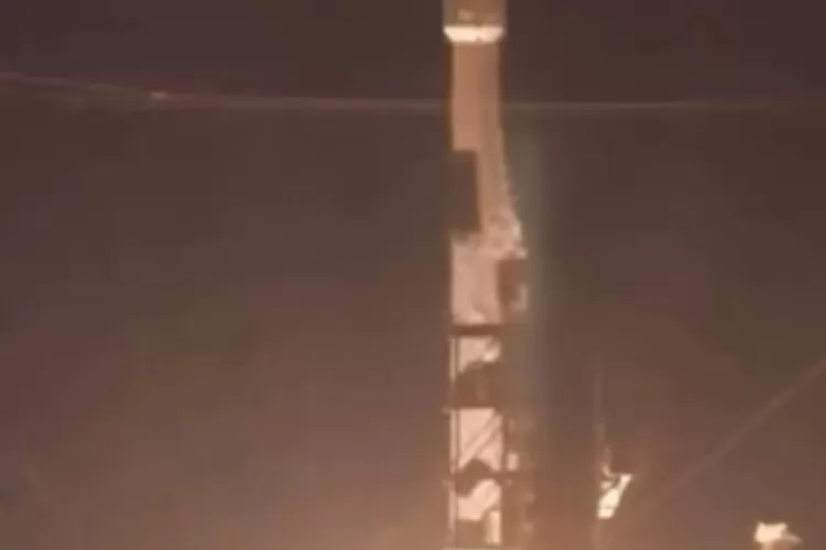 Roket Falcon 9 saat meluncurkan Satelit Nusantara Lima dari Cape Canaveral, Amerika Serikat. Satelit ini menjadi tonggak penting pemerataan digital Indonesia. (Foto/Instagram - Jakut.info)