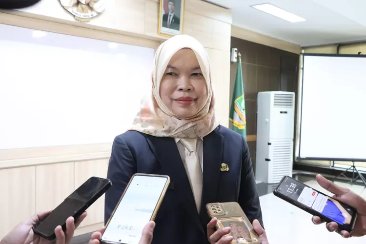 Pj Sekda Bekasi Ida Farida usai pelantikan menegaskan komitmen memperkuat disiplin ASN dan koordinasi birokrasi. (Foto/Humas Kabupaten Bekasi.)