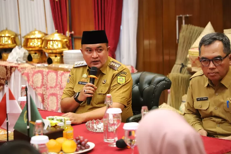 Bupati Bogor Rudy Susmanto menyerahkan penghargaan kepada tokoh inspiratif pendidikan dan sosial di Pendopo Bupati Bogor. (Foto/Tim Komunikasi Publik/Diskominfo Kabupaten Bogor.)