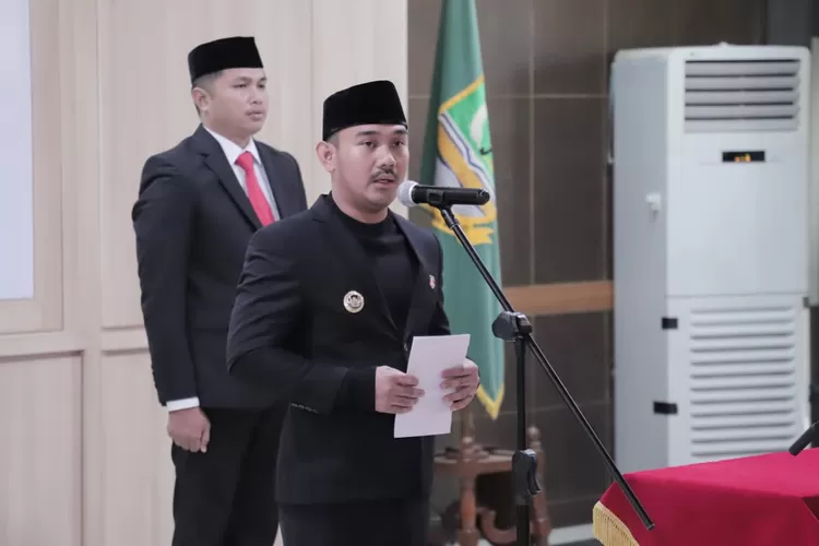 Bupati Bekasi Ade Kuswara melantik Ida Farida sebagai Penjabat Sekda di Gedung Bupati, Senin (15/9/2025). (Foto/Humas Kabupaten Bekasi.)