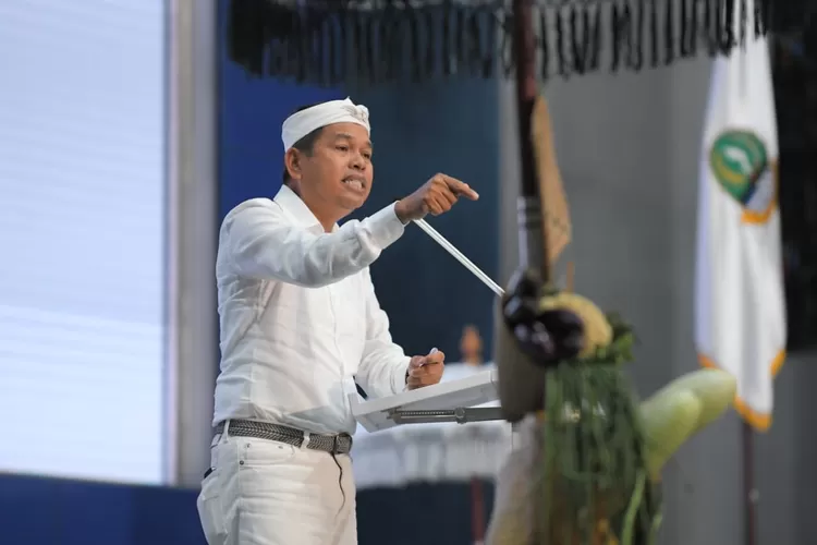 Gubernur Jawa Barat Dedi Mulyadi meluncurkan program Imah Merenah Hirup Tumaninah di Gedung Sabuga, Bandung, Kamis (18/9/2025). (Foto/Humas Jabar.)