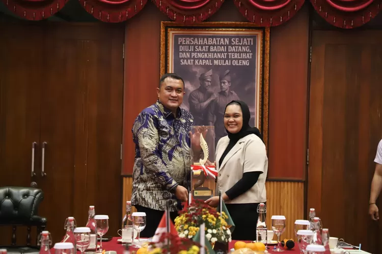 Bupati Bogor Rudy Susmanto bersama Ineu Rahmawati, sutradara film Mama Jo yang meraih penghargaan internasional di Golden FEMI Film Festival 2025. (Foto/Tim Komunikasi Publik/Diskominfo Kabupaten Bogor.)