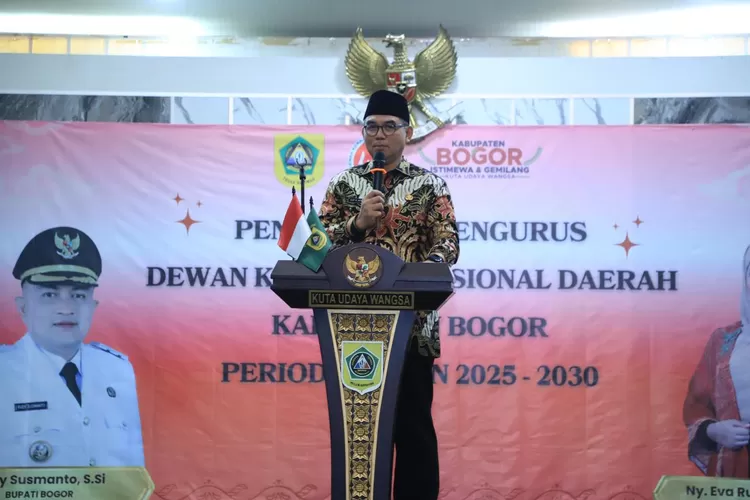 Sekda Kabupaten Bogor Ajat Rochmat Jatnika bersama Ketua Dekranasda Eva Rudy Susmanto dalam pelantikan pengurus Dekranasda periode 2025&ndash;2030 di Cibinong. (Foto/Tim Komunikasi Publik/Diskominfo Kabupaten Bogor.)