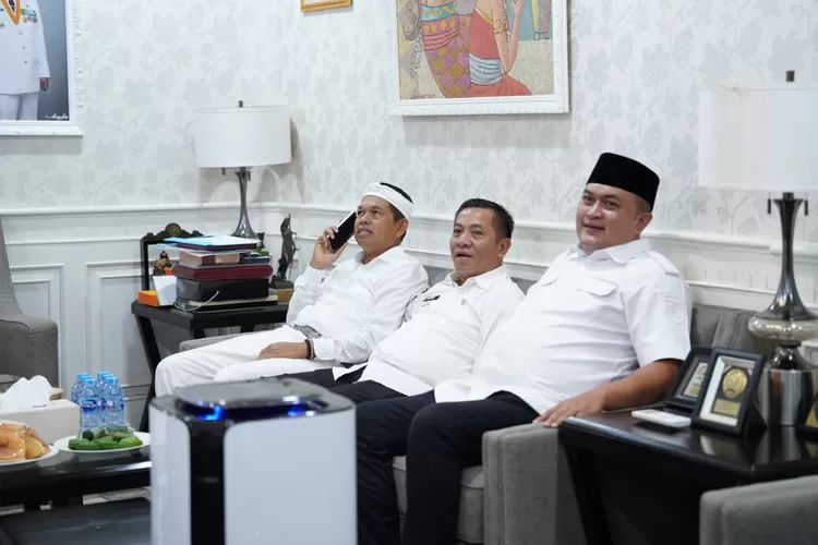 Bupati Bogor Rudy Susmanto bersama Gubernur Jabar Dedi Mulyadi dalam Rapat Koordinasi Percepatan Pembangunan Infrastruktur di Karawang. (Foto/Tim Komunikasi Publik/Diskominfo Kabupaten Bogor.)