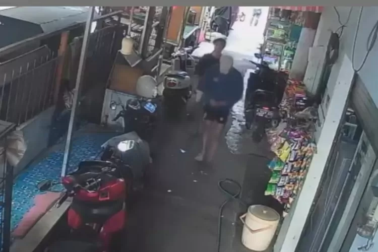 Rekaman CCTV yang menunjukkan dua orang pria yang diduga sebagai pelaku (Foto/Instagram - Jakut.info)