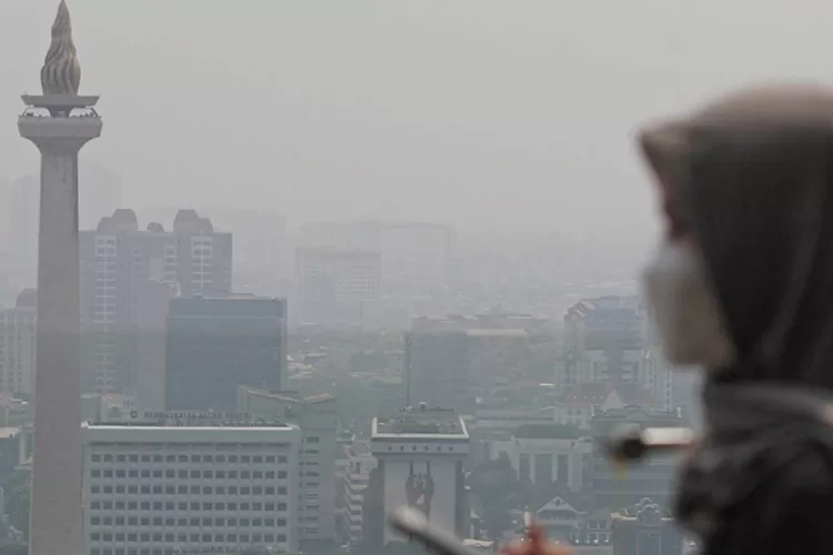 Langit kelabu Jakarta dan antrean kendaraan di Otista, dua masalah yang kini membebani warga ibu kota. Foto: Ilustrasi.