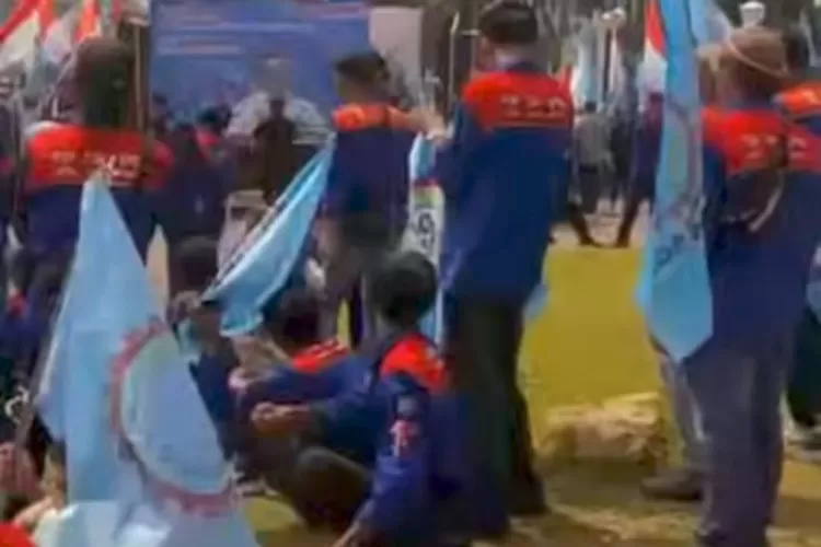 Massa buruh menggelar aksi unjuk rasa di depan Gedung DPR siang ini, Senin (22/9/2025). (Foto/Instagram - Jakarta.info)