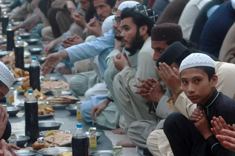 Masyarakat bersiap menyambut bulan Ramadhan dengan tradisi ngabuburit dan berbagi takjil. Foto: Ilustrasi.