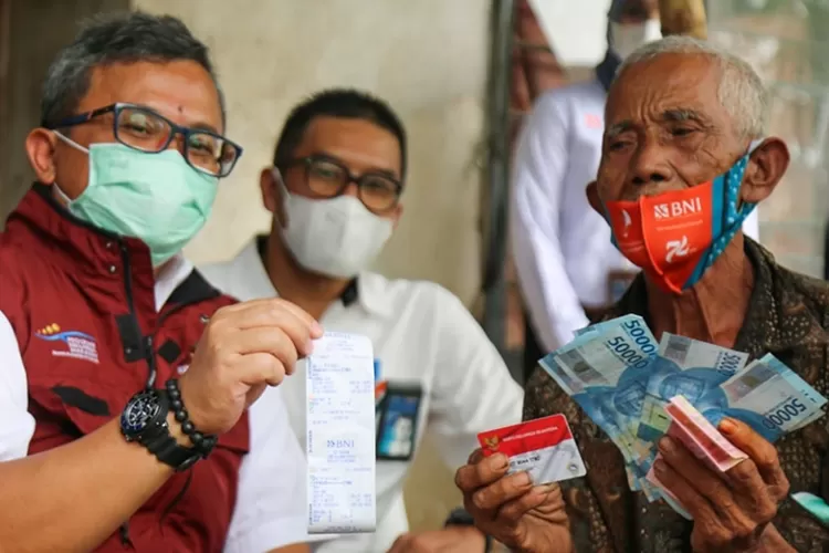 Masyarakat mengecek status pencairan bansos PKH dan BPNT tahap 3 September 2025 melalui aplikasi resmi Kemensos. Foto: Ilustrasi.