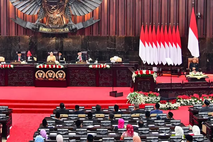 Sidang DPR membahas anggaran Rp10 triliun untuk program makan gratis yang kini diperdebatkan setelah muncul kasus keracunan massal. Foto: Ilustrasi.