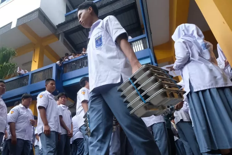 Siswa SMP sedang mengantre makanan gratis dalam program MBG di salah satu sekolah, sebelum kasus keracunan massal mencuat. Foto: Ilustrasi.