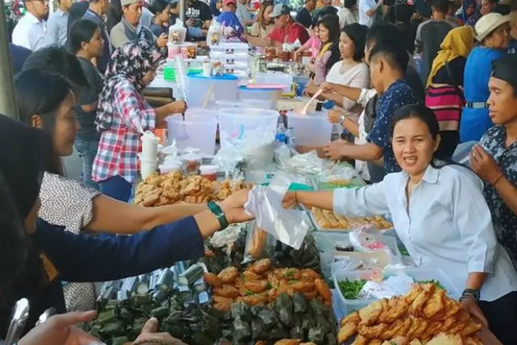 Suasana Ramadhan selalu penuh kebersamaan, dari ngabuburit hingga tarawih berjamaah di masjid. Foto: Ilustrasi.