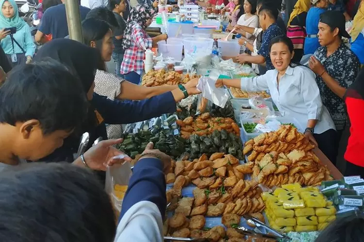Suasana ngabuburit dan berburu takjil jadi momen khas yang meramaikan bulan Ramadhan di seluruh Indonesia. Foto: Ilustrasi.