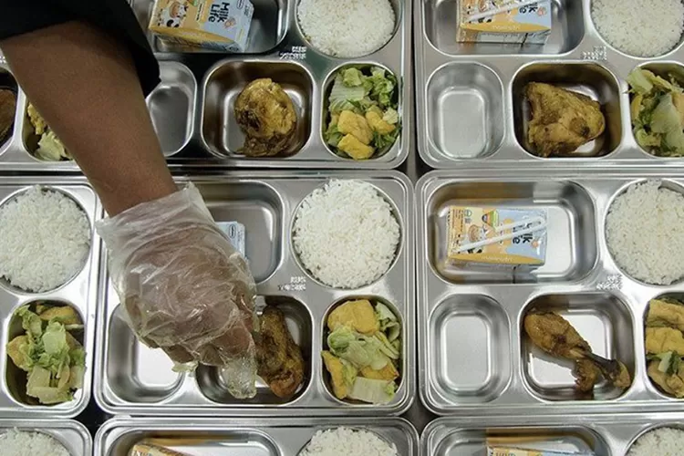 Tim kesehatan dan petugas sekolah berdiskusi tentang peningkatan standar higienitas dapur untuk program makan gratis. Foto: Ilustrasi Pogram MBG.