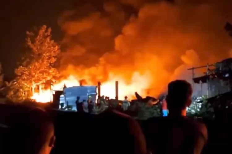 Petugas pemadam kebakaran berusaha menjinakkan api yang melahap gudang rongsok di Bantul, Senin (22/9/2025) malam. (Foto/Instagram - Pemkabbantul)