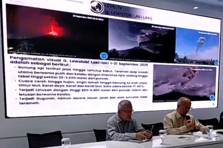 Kepala Badan Geologi, M. Wafid, memberikan keterangan pers mengenai kondisi terbaru Gunung Lewotobi Laki-laki di Kantor Badan Geologi, Kota Bandung, Selasa (23/9/2025). (Foto/Instagram - Badan.geologi)