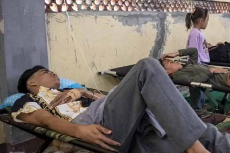 Salah satu pelajar korban keracunan massal MBG di posko kesehatan Cipongkor, Bandung Barat. Foto: Antara.