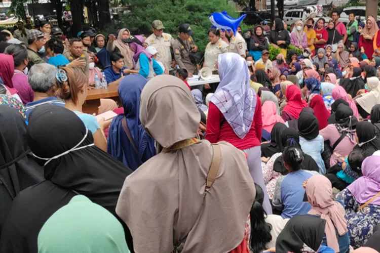 Warga antre membeli beras operasi pasar di Jakarta sebagai respons kenaikan harga beras, September 2025. Foto: Radar Bekasi.