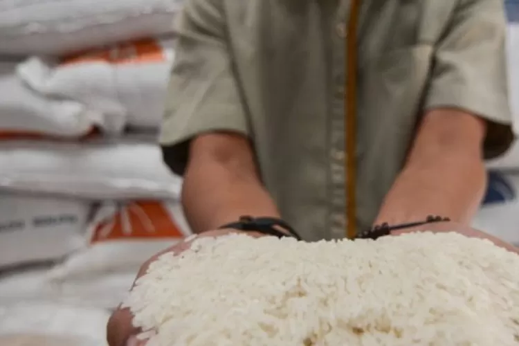 Warga membeli beras dalam jumlah terbatas akibat lonjakan harga di pasar tradisional, September 2025. Foto: Ilustrasi.